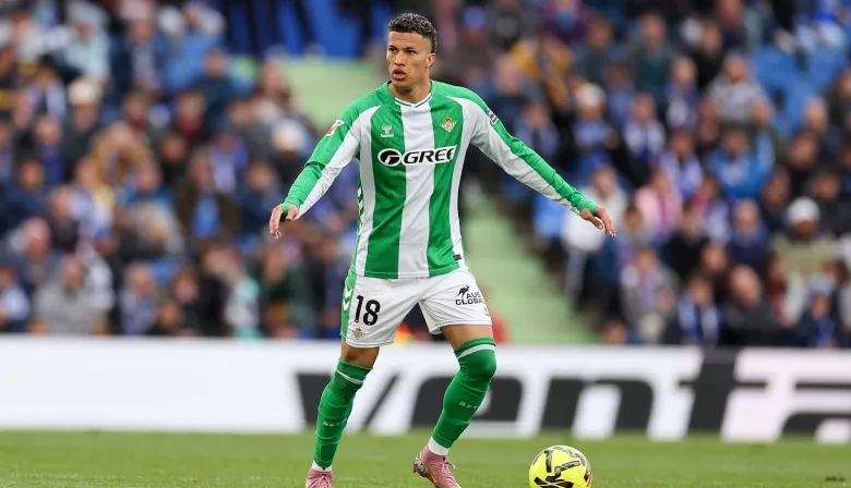 Escándalo en Betis: borraron a un jugador por romance con la hija de un ídolo