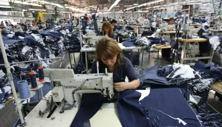 Remeras a 0,01 dólar: el dato detrás del derrumbe de la industria textil