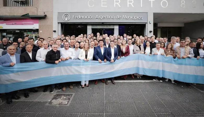 Kicillof y 120 intendentes contra Caputo: qué exigieron por la suba de la nafta