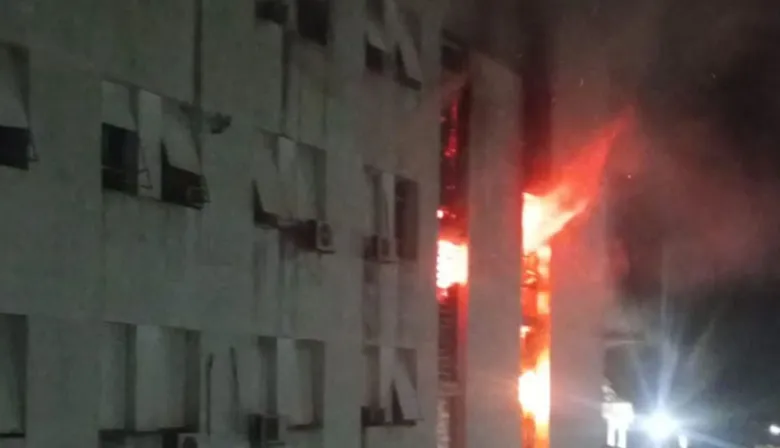 Incendio en el Edificio Libertad: evacuaron la sede de la Armada Argentina