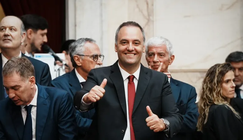 270 mil dólares urgentes: por qué Adorni vende su departamento en La Plata