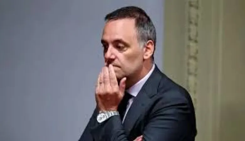 Feijoo habló de un acuerdo de palabra con Adorni y dejó una deuda abierta