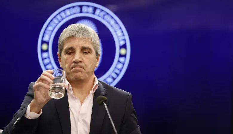 La economía se desplomó en febrero, pero Caputo habló de una "baja puntual"