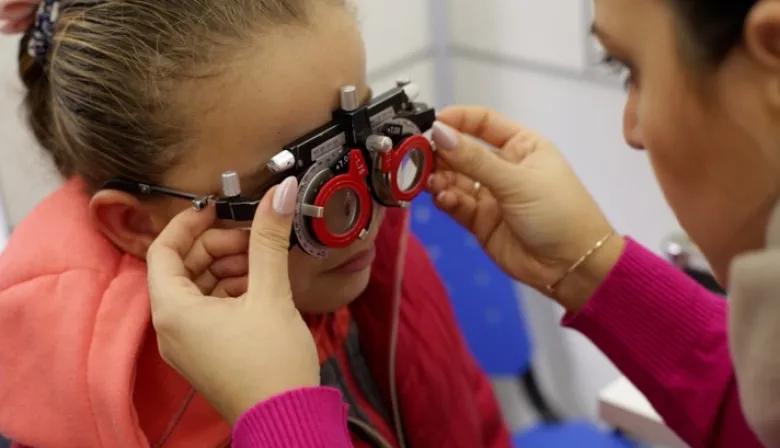 Anteojos gratis, controles y más: cómo funciona el plan oficializado por Milei