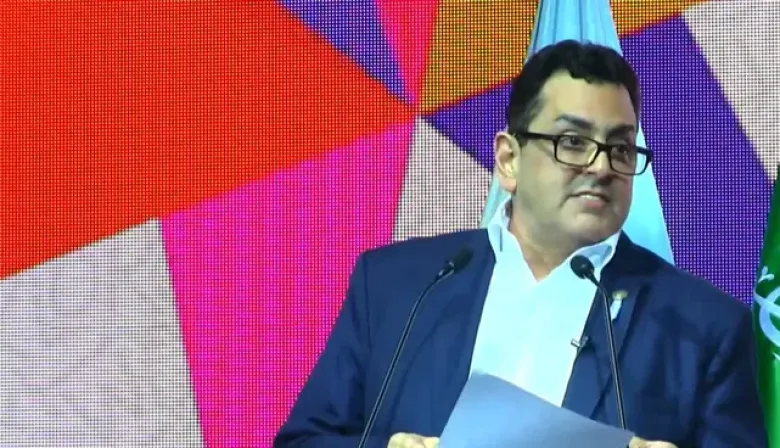 El Secretario de Cultura presentó la Feria del Libro entre silbidos y chicanas