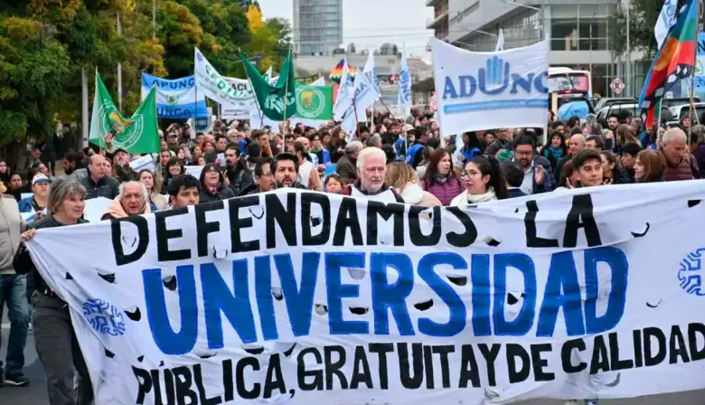 Paro universitario: ¿qué pasaría con los salarios si se aplicara la ley?