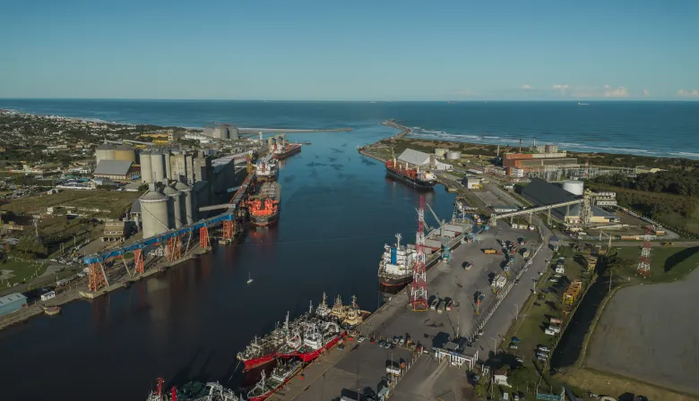 Incesante movimiento de cereales en Puerto Quequén tras el paro transportista