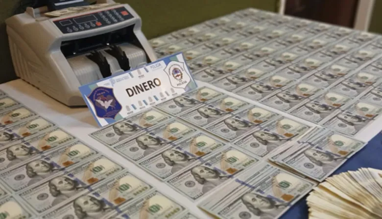 Dólares y una contadora de billetes: una banda movió casi $20 millones en menos de dos meses