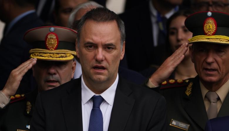 Adorni y Aruba: qué frase suya lo obliga ahora a probar su propia inocencia