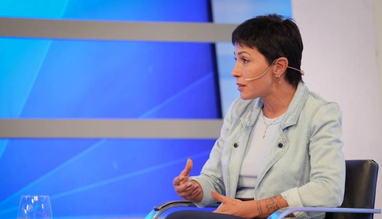 "Como un botín": la comparación de Mayra Mendoza contra Milei y Adorni