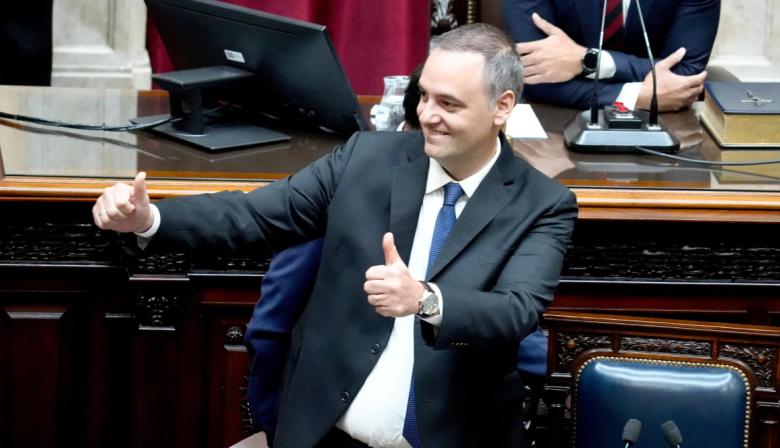 De Rocky a la Constitución: 10 fotos de Adorni, apoyado por Milei en el Congreso