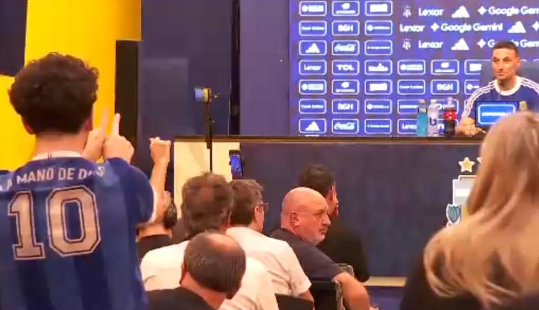 Insólito: un hincha irrumpió en la conferencia de Scaloni tras la goleada a Zambia