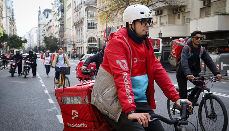 Golpe a Rappi y PedidosYa en PBA: el plan de Kicillof en apps que choca con Milei