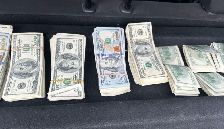 Más de 55 mil dólares en un auto mellizo: cayó un hombre tras una alerta en la General Paz