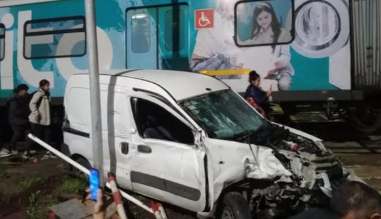 Ramos Mejía: un tren del Sarmiento embistió una camioneta en un paso a nivel