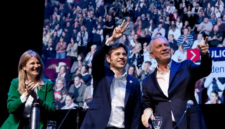"Cristina libre" vs. "Axel presidente": el choque que agitó el acto de Kicillof