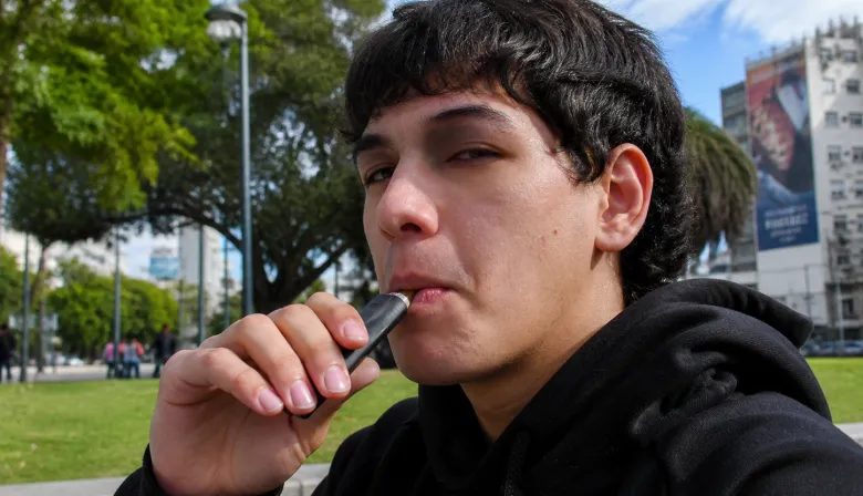 Vapeadores, bolsas de nicotina y giro en Argentina: los detalles de la medida