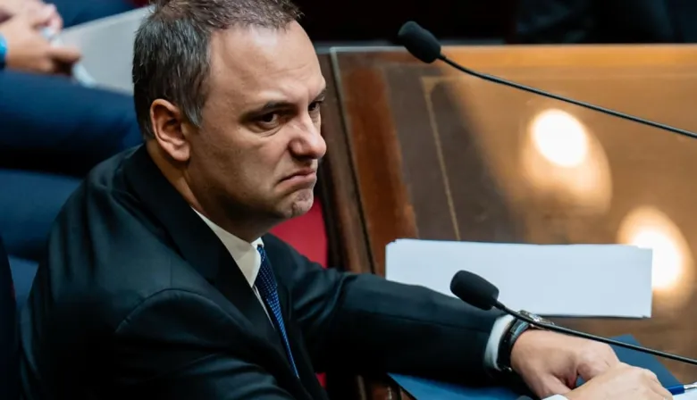 Adorni negó censura y evitó responder por sus viajes y propiedades