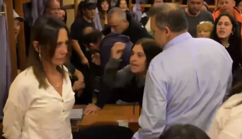Descontrol en Villa Gesell por el Presupuesto 2026: botellazos, empujones y caos