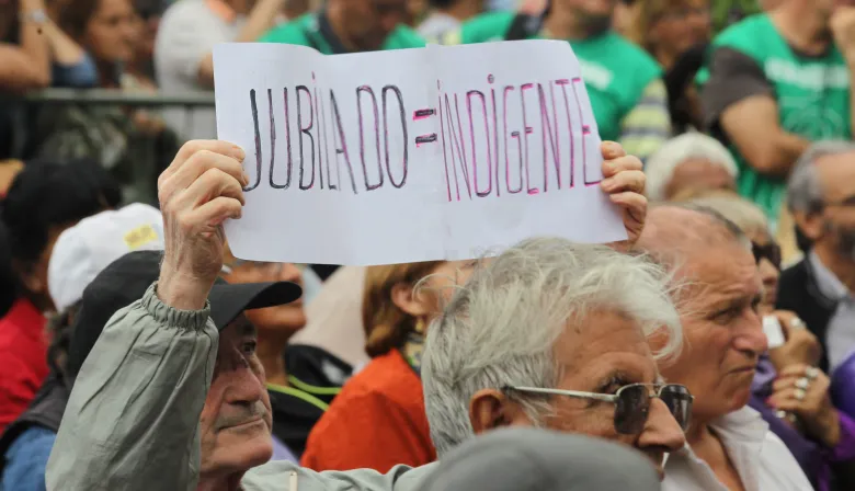 Cada vez más jubilados trabajan: ya son más de 100.000 desde que asumió Milei