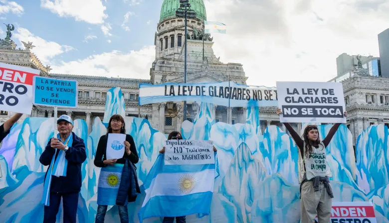 Ley de Glaciares: las 7 alertas del amparo de 850.000 firmas que acorrala a Milei