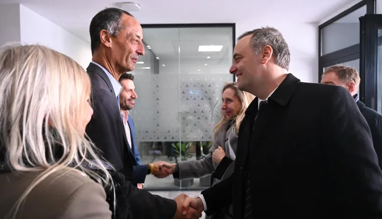 Adorni y una "nueva etapa": por qué estuvo con Santilli, Karina Milei y un alcalde PRO