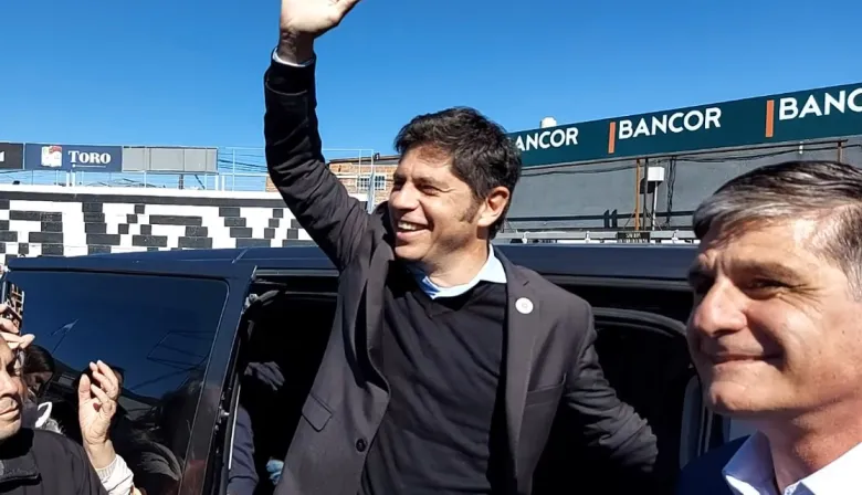 Picantes cánticos a Kicillof en Córdoba: Qué pasó en la visita a La Falda
