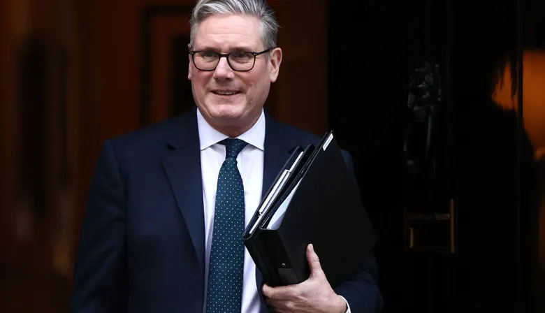Keir Starmer queda acorralado tras la peor derrota del laborismo británico