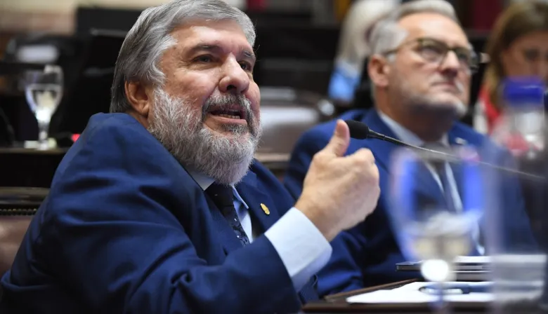 Mayans apuró a Adorni: por qué tendría que ir sí o sí al Senado en mayo