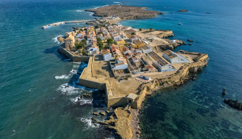 La isla más pequeña de España busca independizarse con 50 habitantes