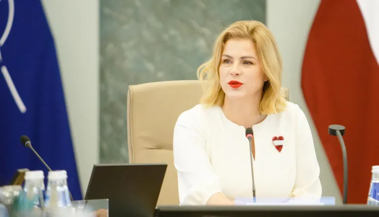 Renunció la primera ministra de Letonia y cayó todo el gobierno