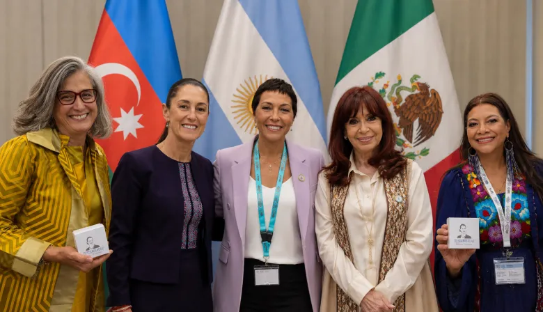 Mayra Mendoza llevó el “Cristina Libre” al WUF13 y vinculó a CFK con Sheinbaum en Azerbaiyán