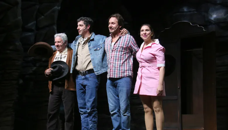 Así es Secreto en la montaña versión teatro con Benjamín Vicuña y Esteban Lamothe
