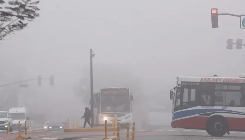 Caos de tránsito por niebla en el AMBA: demoras en rutas, autopistas y accesos