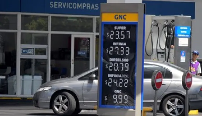 La venta de combustibles volvió a caer en abril pese al congelamiento de YPF