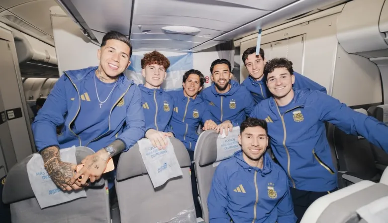 La selección argentina partió hacia Kansas: quiénes viajaron desde Ezeiza