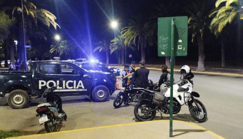Detienen a motociclista ebrio en Mendoza: intentó culpar a un gato por su caída