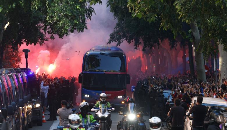 Insólito: hinchas del Barcelona apedrearon su propio micro antes del clásico