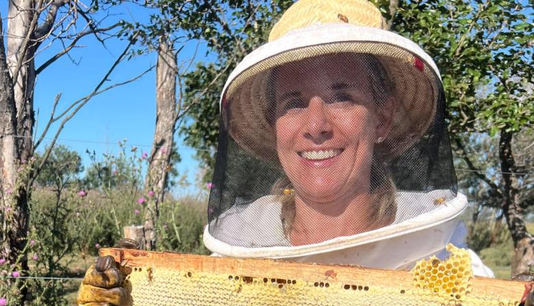 Empezó como un hobby en la pandemia y hoy produce 6 mil kilos de miel por año