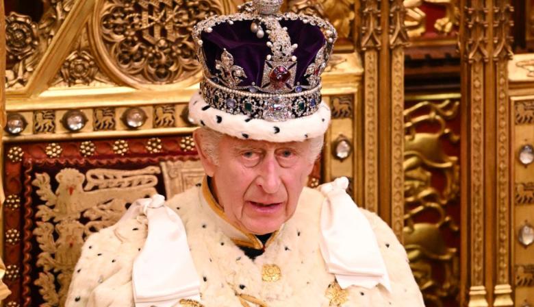 Carlos III quedó en medio de la pelea que amenaza a Keir Starmer