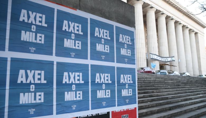 Aparecieron afiches de "Axel o Milei": qué busca Kicillof y qué implica para CFK