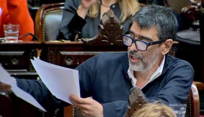 La denuncia contra Tailhade abre un nuevo capítulo en la pelea con Adorni
