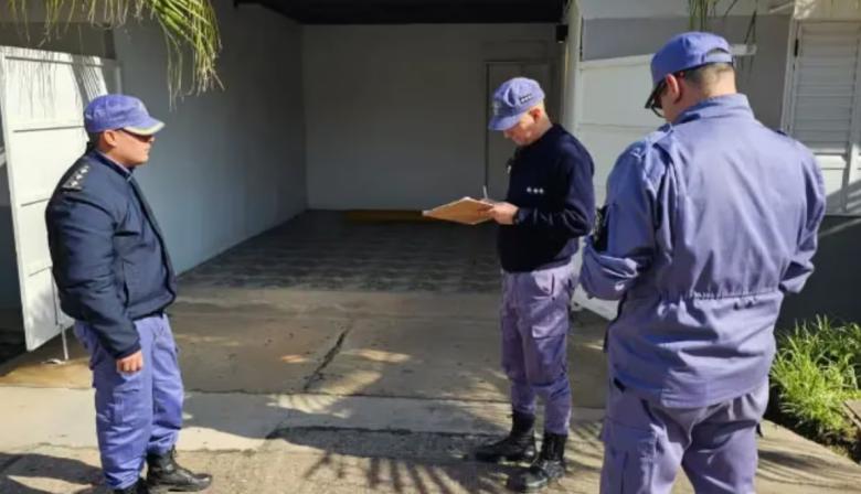 Encontró a su pareja en un hotel alojamiento con otro hombre, le disparó y escapó
