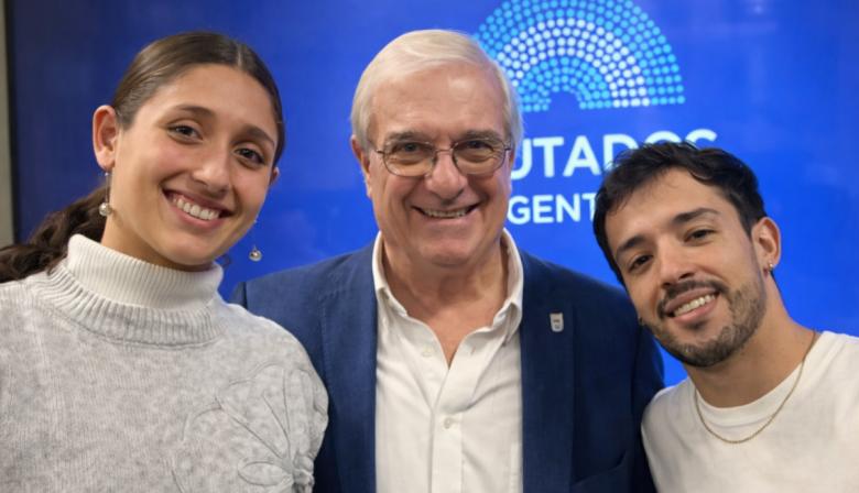 Agostina Hein y Maligno Torres recibieron el Premio “Islas Malvinas” en el Congreso