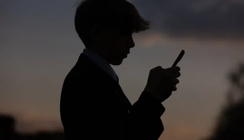 Redes, algoritmos y publicidad: alertan por los riesgos que enfrentan niños y adolescentes