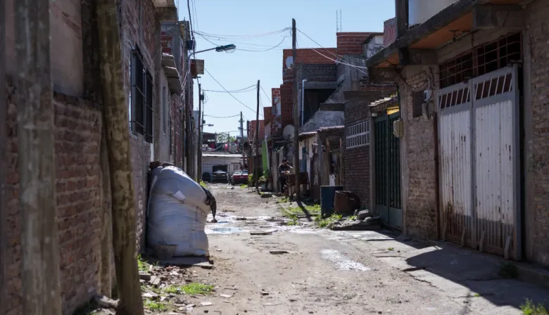 Barrios populares: qué dice la reforma de Milei que se trabó en el Senado