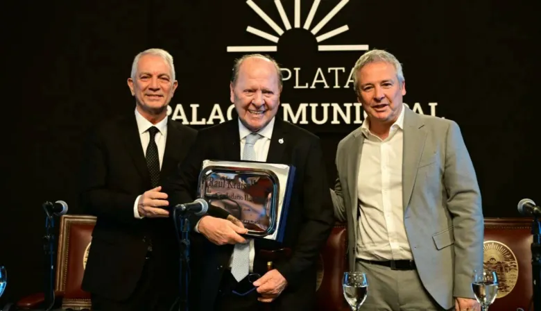La Plata homenajeó a Raúl Kraiselburd por su aporte al periodismo