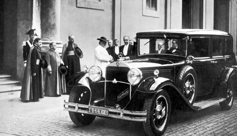 Del trono ceremonial al blindaje: la increíble evolución del transporte papal