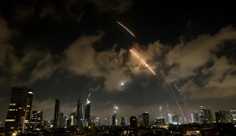Israel e Irán reanudan los ataques mientras avanzan negociaciones de paz