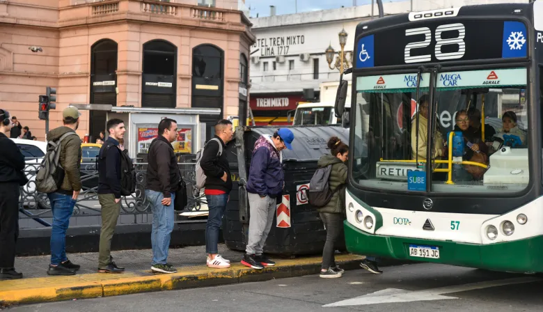 La UTA le reclama a Caputo una mejora salarial y amenaza con un paro de colectivos
